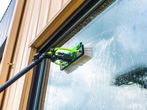 Cleaning window with a Water Fed Pole